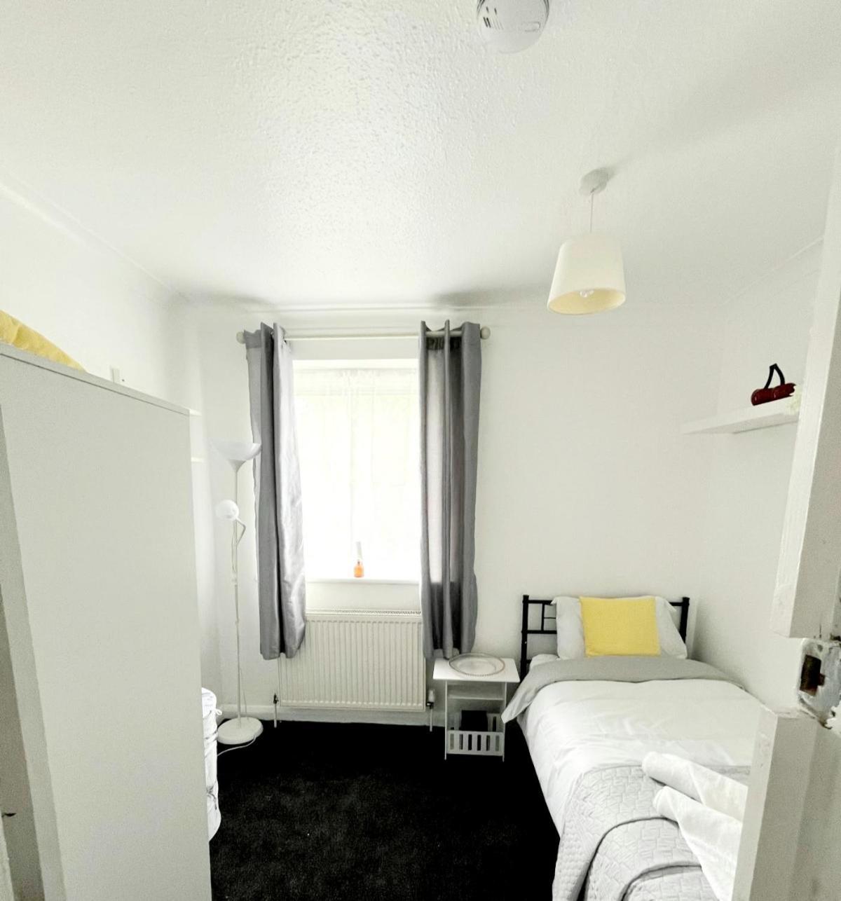 Cosy Room Stay 5 Саттон Экстерьер фото
