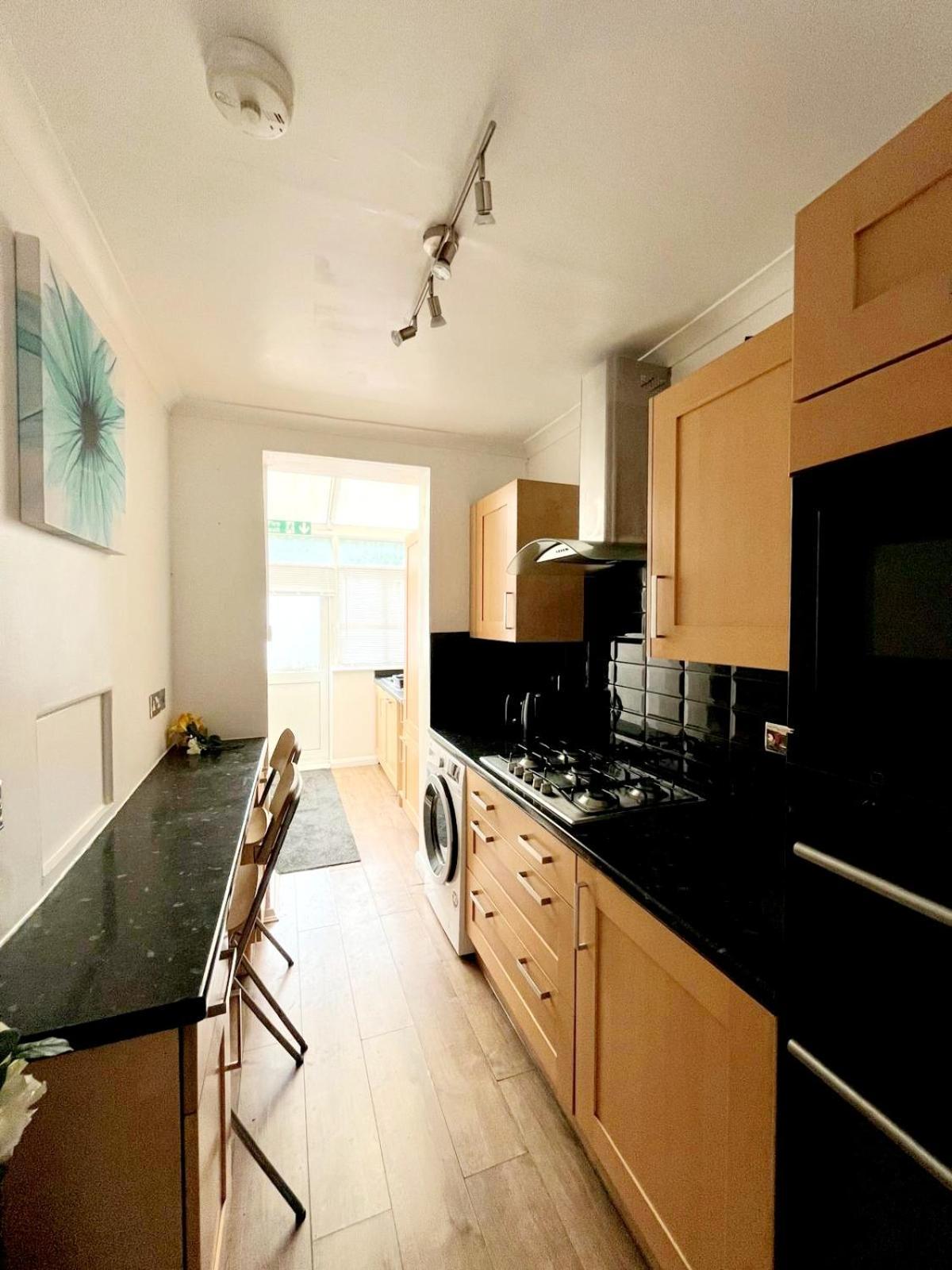 Cosy Room Stay 5 Саттон Экстерьер фото